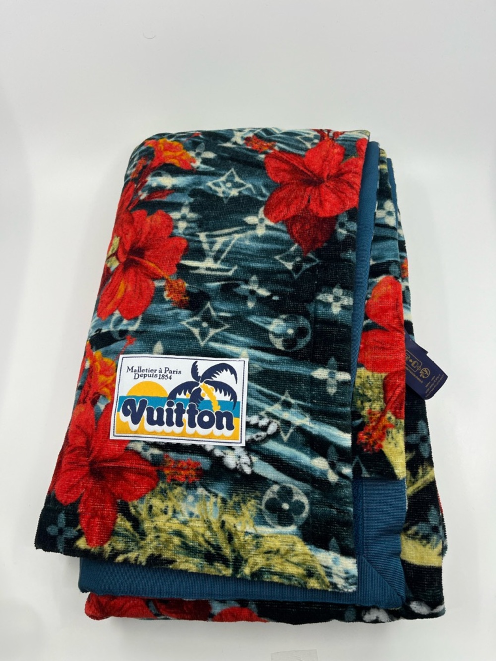 New Authentic Louis Vuitton Surfin' Monogram Beach Towel M79818 - Picture 5 of 15